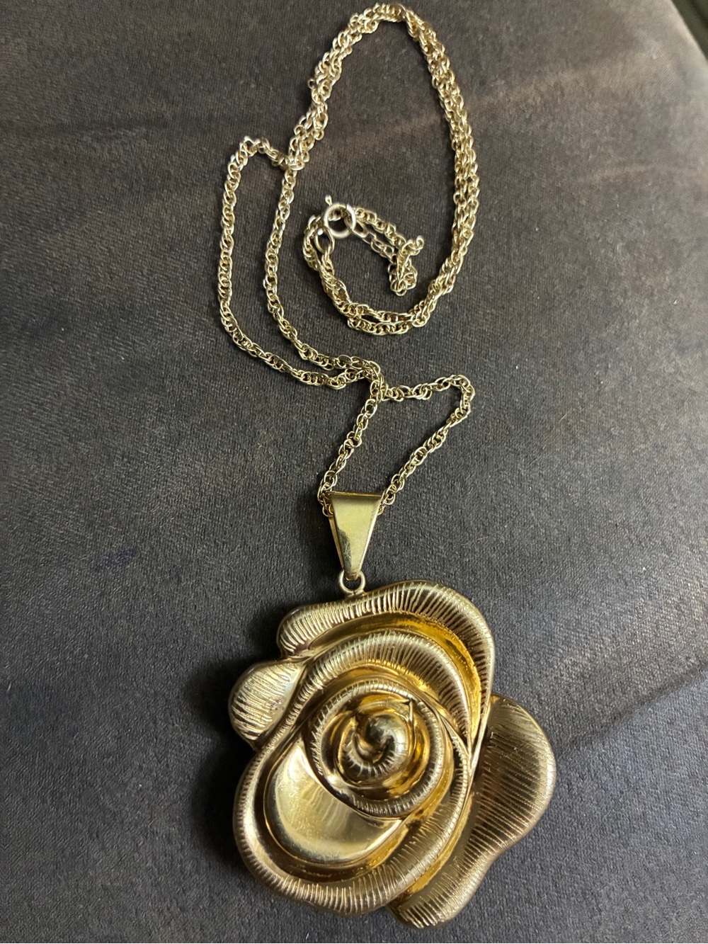 A beautiful sterling silver 925 with gold vermeil necklace rose pendant